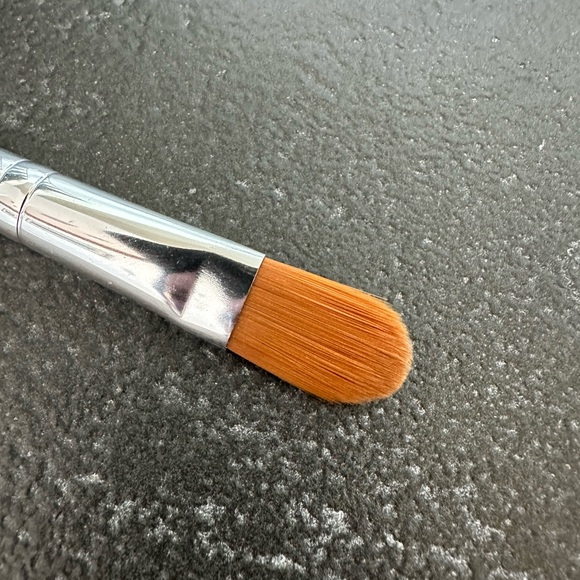 Bare Minerals Maximum Coverage Concealer Brush - Picture 3 of 3